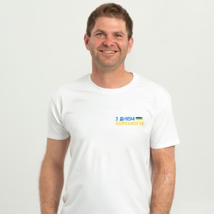 Футболка чоловіча Прапор з Днем перемоги біла - 11500 Футболка чоловіча Прапор з Днем перемоги біла - 11500