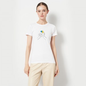 Футболка жіноча Українська символіка квіти та руки біла - 11502 Футболка жіноча Українська символіка квіти та руки біла - 11502